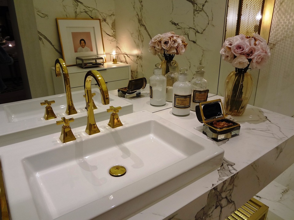 6 trucos de decoración de baños pequeños | Mamparas de Bañera
