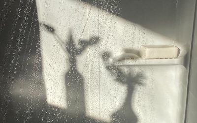 Beneficios de una mampara de ducha con puerta abatible