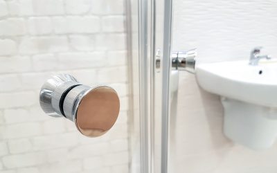 Mamparas con tiradores elegantes: eleva el estilo de tu baño